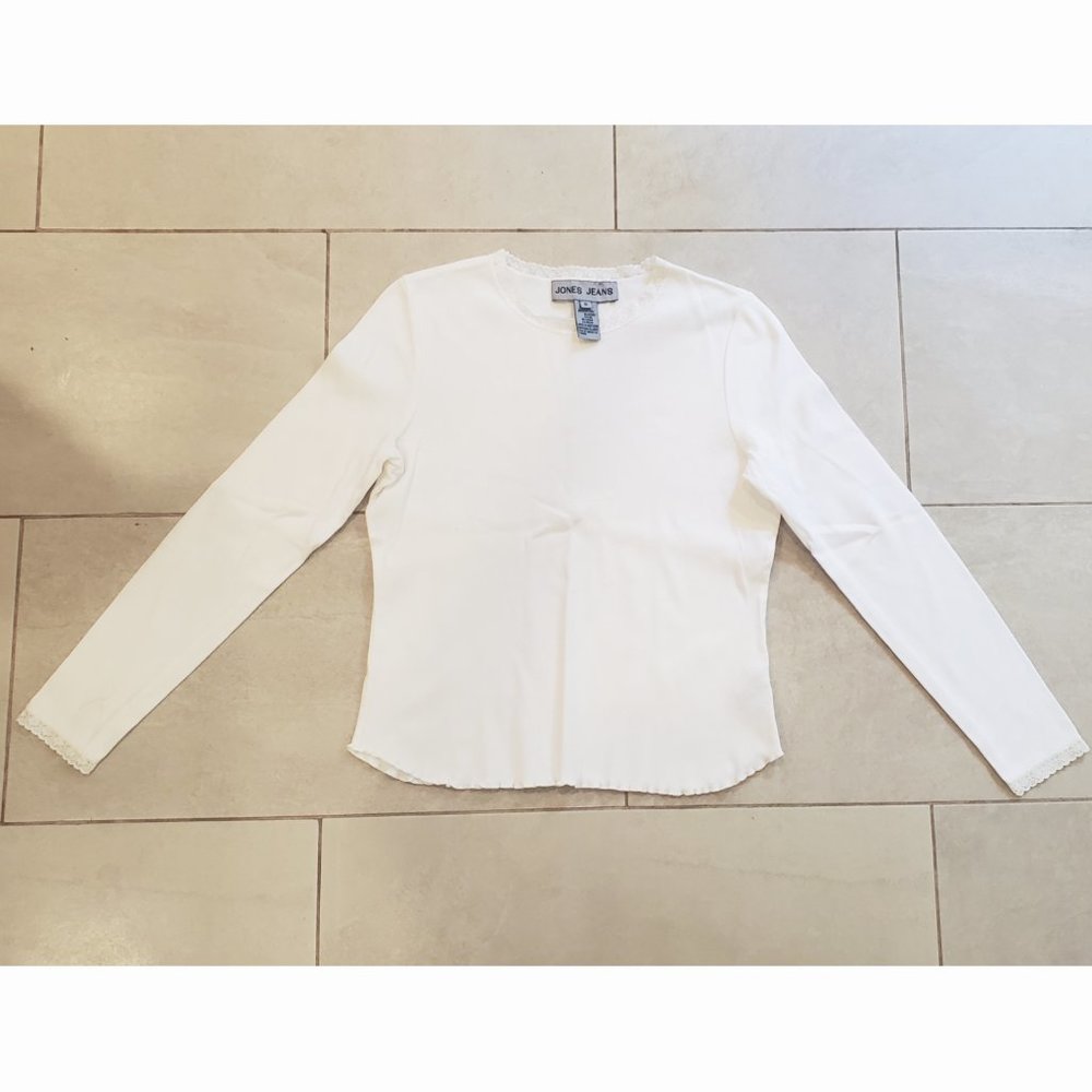 Jones Jeans white long sleeve tee w/ lace